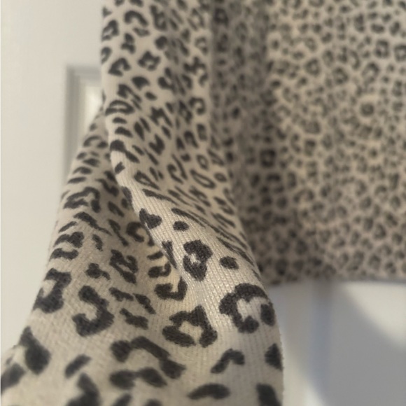 2/$20 Nue Garage Woman’s XS Leopard Print Top - Picture 8 of 9